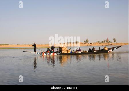 AFRIQUE DE L'OUEST, MALI, MOPTI, BANI RIVER, LES HABITANTS DE LA RÉGION EN BATEAU EN BOIS Banque D'Images