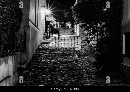 Une ruelle de nuit à Colonia, Uruguay Banque D'Images