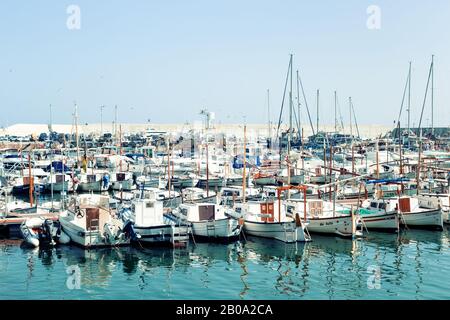 LLORET DE MAR, ESPAGNE - 8 AOÛT 2019 : beaucoup de bateaux et de yachts garés dans le port de plaisance de la station balnéaire. Banque D'Images