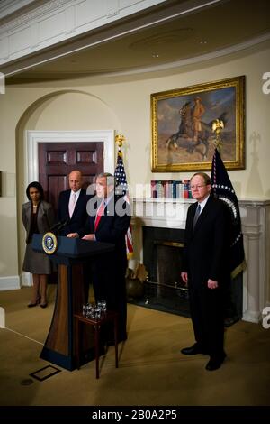 Washington, DC - 5 janvier 2007 -- le président américain George W. Bush annonce Mike McConnell pour remplacer John Negroponte comme directeur du renseignement national, puisque Negroponte deviendra secrétaire d'État adjoint sous Condoleezza Rice. De gauche à droite: Secrétaire d'État américain Condoleezza Rice, Directeur Negroponte, Vice-amiral McConnell, Président Bush.Credit: Jay L. Clendenin - Pool via CNP | usage dans le monde entier Banque D'Images