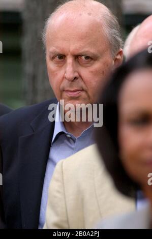 Camp David, MD - le 12 juin 2006 -- le directeur national du renseignement des États-Unis John Negroponte observe comme président George W. Bush parle aux membres de la presse de ses réunions avec les meilleurs conseillers de Camp David. Le président Bush a tenu les réunions pour réévaluer la stratégie militaire américaine dans la guerre en Irak.Credit: Evan F. Sisley - Pool via CNP | usage dans le monde entier Banque D'Images