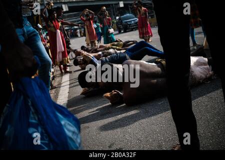 8 février 2020, Gombak, Selangor, Malaisie : les passionnés qui roulent sur le terrain jusqu'au temple des grottes de Batu pendant le festival. Le festival de Thaipusam est célébré sur la pleine lune du mois tamoul (janvier/février) par la communauté tamoule. Le mot â€˜Thaipusamâ€™ est une combinaison du nom d'un mois, thaïlandais, et du nom d'une étoile, Pusam. (Image crédit : © Syaiful Redzuan/SOPA Images via ZUMA Wire) Banque D'Images