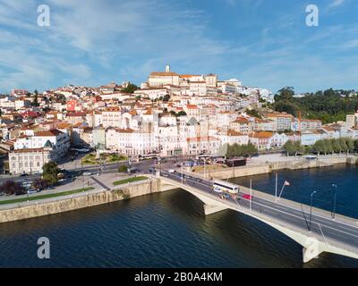 Vue Aérienne De Coimbra Au Portugal Et De La Rivière Mondego Banque D'Images