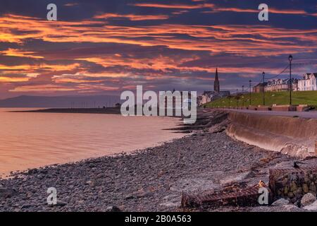 La ville de Largs se trouve sur le Firth de Clyde, sur la côte ouest de l'Écosse. En regardant de la promenade sud dans la ville au coucher du soleil Banque D'Images