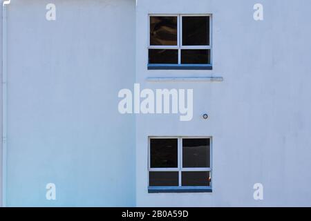 Mur De Bâtiment Uni Avec Gouttière Et Fenêtres Banque D'Images
