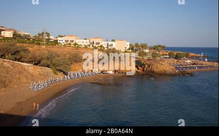 La plage de Panormos ( Panormo ) en Crète. Panormos est un petit village crétois sur la côte nord situé à l'est de Rethymnon. Août 2018 Banque D'Images