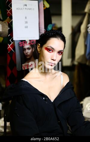 Un modèle de coulisses se préparer pour le spectacle de l'Université de Westminster pendant la semaine de la mode de Londres. Banque D'Images