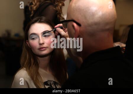 Un modèle de coulisses se préparer pour le spectacle de l'Université de Westminster pendant la semaine de la mode de Londres. Banque D'Images