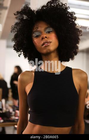Un modèle de coulisses se préparer pour le spectacle de l'Université de Westminster pendant la semaine de la mode de Londres. Banque D'Images