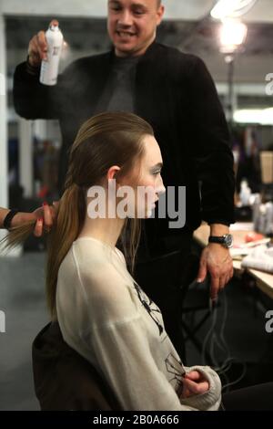 Un modèle de coulisses se préparer pour le spectacle de l'Université de Westminster pendant la semaine de la mode de Londres. Banque D'Images