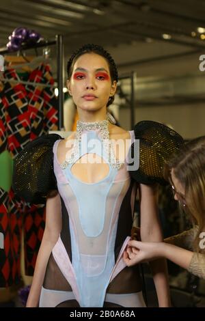 Un modèle de coulisses se préparer pour le spectacle de l'Université de Westminster pendant la semaine de la mode de Londres. Banque D'Images