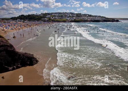 Polzeath Beach, North Cornwall, Royaume-Uni. La grande plage est très populaire auprès des touristes et des surfeurs. Août 2016 Banque D'Images