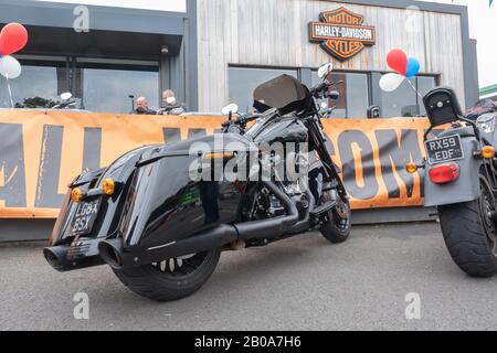 Big Black Harley-Davidson Stationné à l'extérieur du magasin Reading Berkshire Angleterre Banque D'Images