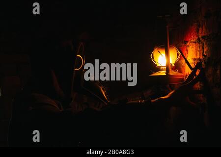 Terrible peste médecin avec lampe au kérosène. Maniaque masqué. Halloween et concept d'horreur Banque D'Images