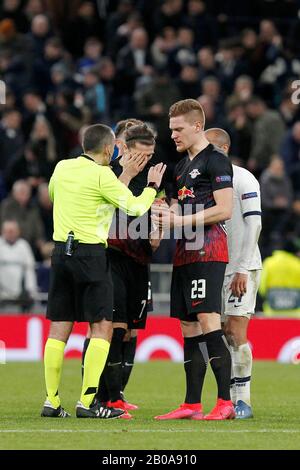 Londres, Royaume-Uni. 19 février 2020. Arbitre, Cuneyt Cakir vérifie Marcel Sabitzer de RB Leipzig lors du match de 16 de la Ligue des Champions de l'UEFA entre Tottenham Hotspur et RB Leipzig au stade Tottenham Hotspur, Londres, Angleterre, le 19 février 2020. Photo De Carlton Myrie. Utilisation éditoriale uniquement, licence requise pour une utilisation commerciale. Aucune utilisation dans les Paris, les jeux ou une seule publication de club/ligue/joueur. Crédit: Uk Sports Pics Ltd/Alay Live News Banque D'Images