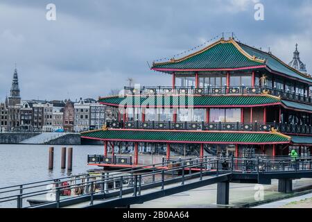 Amsterdam, PAYS-BAS - FÉVRIER 2020: Amsterdam excellent Sea Palace Restaurant (1984) - Restaurant flottant de 3 étages de style pagode sur le lac IJ. Pa De Mer Banque D'Images