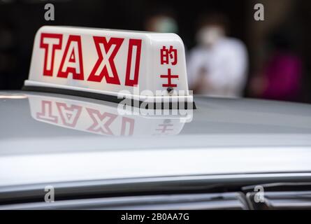 Hong Kong, Chine. 12 février 2020. Un taxi vu à Hong Kong. Crédit: Burul Chukrut/Sopa Images/Zuma Wire/Alay Live News Banque D'Images