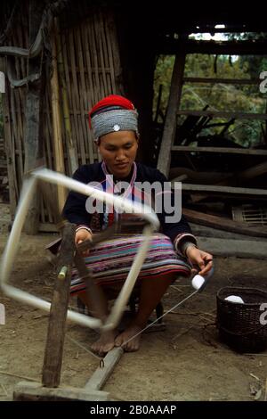 CHINE, PROVINCE DU YUNAN, FEMME HUA YAO DAI EN ROBE DE TRADITION, LAINE DE FILATURE, XISHUANG BANA Banque D'Images