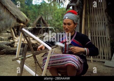 CHINE, PROVINCE DU YUNAN, FEMME HUA YAO DAI EN ROBE DE TRADITION, LAINE DE FILATURE, XISHUANG BANA Banque D'Images