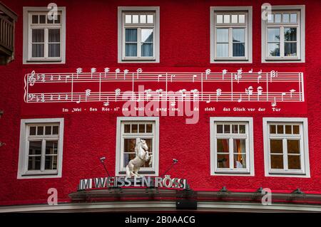 Sankt WOLFGANG, AUTRICHE - 02 AOÛT 2019 - Score de l'opérette le White Horse Inn sur la façade de l'hôtel à Sankt Wolfgang ont été écrits Banque D'Images