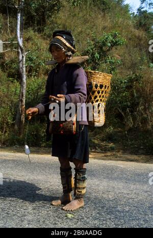 CHINE, PROVINCE DU YUNAN, FEMME HANI QUI TOURNE DE LA LAINE POUR LE TISSAGE, XISHUANG BANA Banque D'Images