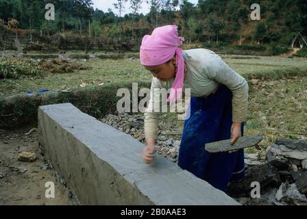 CHINE, PROVINCE DU YUNNAN, XISHUANG BANA, SHUI DAI LES GENS QUI FONT DES TUILES POUR LE TOIT Banque D'Images