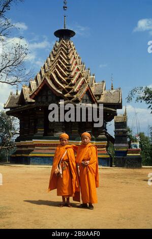 CHINE, PROVINCE DU YUNNAN, XISHUANG BANA, MOINES DEVANT UNE PAGODE Banque D'Images