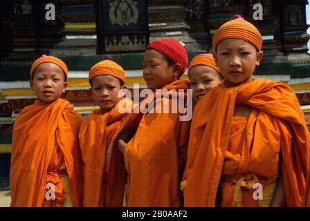 CHINE, PROVINCE DU YUNNAN, XISHUANG BANA, MOINES DEVANT UNE PAGODE Banque D'Images