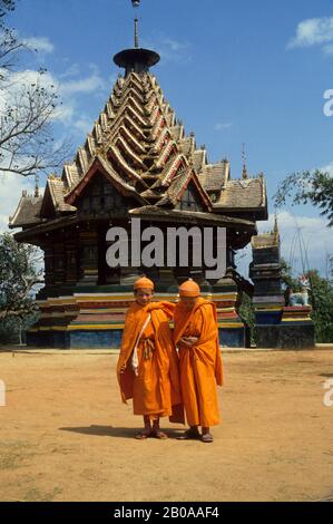 CHINE, PROVINCE DU YUNNAN, XISHUANG BANA, MOINES DEVANT UNE PAGODE Banque D'Images