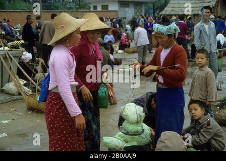 CHINE, PROVINCE DU YUNNAN, XISHUANG BANA, JINGHONG SCÈNE DE MARCHÉ AVEC DES PERSONNES DAI PESANT DU CHOU Banque D'Images