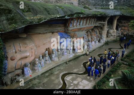 CHINE, DAZU, PROVINCE DU SICHUAN, VALLÉE DES BOUDDHAS, BOUDDHA GÉANT ENDORMI Banque D'Images