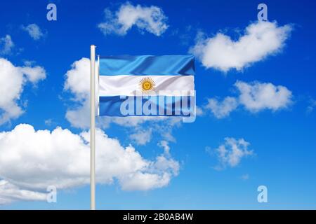 Drapeau de l'Argentine devant le ciel bleu nuageux, Argentine Banque D'Images