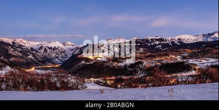 Les montagnes de San Juan, Mountain Village et Telluride, Colorado, États-Unis. Vue panoramique sur la neige en hiver Banque D'Images