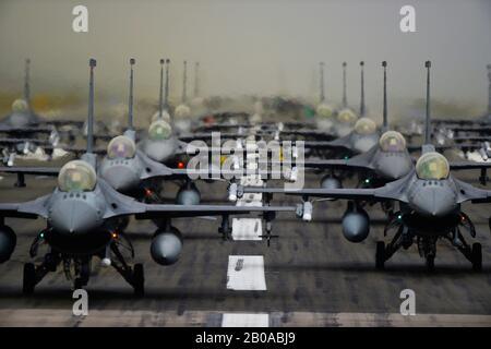 Les avions F-16 Fighting Falcons de l'armée de l'air américaine avec la 52ème aile Fighter, s'alignent en formation sur la piste pour un spectacle de forces appelé une promenade d'éléphant à la base aérienne de Spangdahlem le 1er octobre 2019 à Spangdahlem, en Allemagne. Banque D'Images