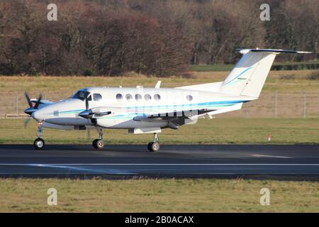 G-l'IASM, un Beechcraft B200 Super King Air exploité par Aviation 2Excel/Glaive Aviation, à l'Aéroport International de Prestwick en Ayrshire. Banque D'Images