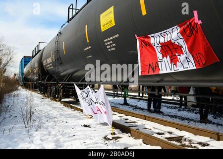 Les manifestants anti-pipeline accrochent des signes de protestation sur un train bloqué en s'accrotant solidement au peuple des Wet 'suwet'en dans le cadre des manifestations de Shut Down Canada. Banque D'Images