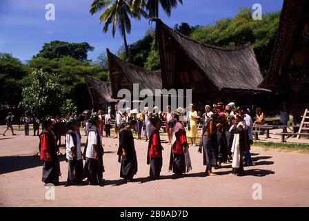 ASIE, INDONÉSIE, SUMATRA, LAC TOBA, ÎLE SOMOSIR, SIMONINDO, DANSE BATAK AVEC LES TOURISTES PARTICIPANTS Banque D'Images