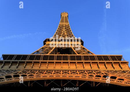 La Tour Eiffel vue au lever du soleil à Paris, France. Banque D'Images