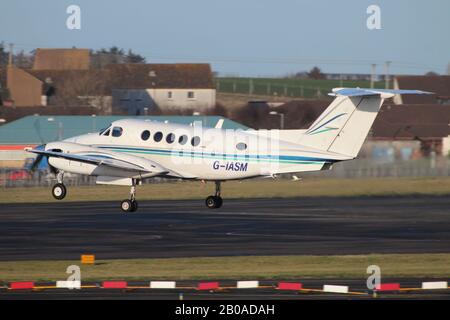 G-l'IASM, un Beechcraft B200 Super King Air exploité par Aviation 2Excel/Glaive Aviation, à l'Aéroport International de Prestwick en Ayrshire. Banque D'Images