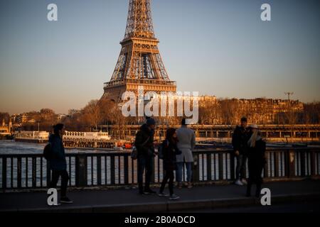 Coucher de soleil sur la Tour Eiffel, vue depuis le Pont de Bir Hakeim à Paris Banque D'Images