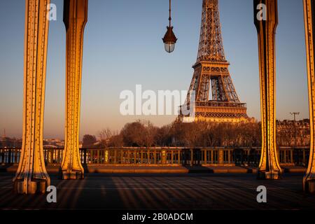 Coucher de soleil sur la Tour Eiffel, vue depuis le pont de Bir Hakeim, Paris Banque D'Images