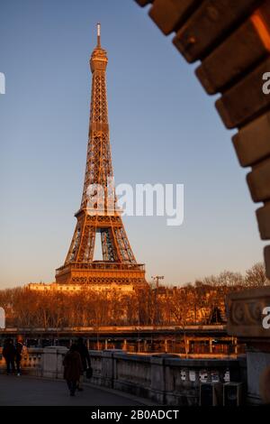 Coucher de soleil sur la Tour Eiffel, vue depuis le Pont de Bir Hakeim à Paris. Banque D'Images