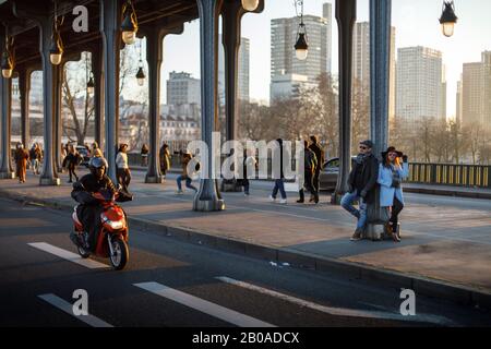 Les touristes posent pour des photos sur le pont de Bir Hakeim à Paris Banque D'Images