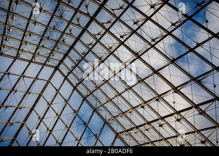 La célèbre pyramide de verre de im PEI à l'entrée du Louvre. Banque D'Images