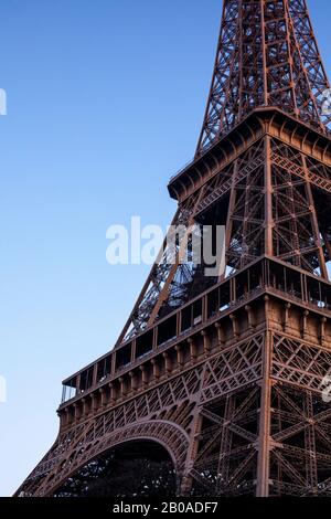 Lever de soleil sur la Tour Eiffel à Paris, France. Banque D'Images