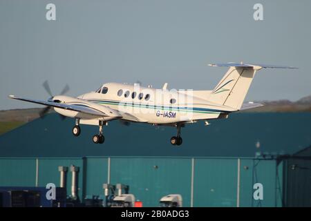 G-l'IASM, un Beechcraft B200 Super King Air exploité par Aviation 2Excel/Glaive Aviation, à l'Aéroport International de Prestwick en Ayrshire. Banque D'Images