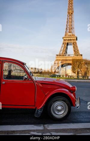 Une voiture française d'époque au lever du soleil à Paris, devant la Tour Eiffel Banque D'Images