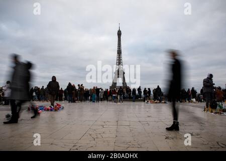 Les touristes se promo le long du Trocadéro près de la Tour Eiffel à Paris. Banque D'Images