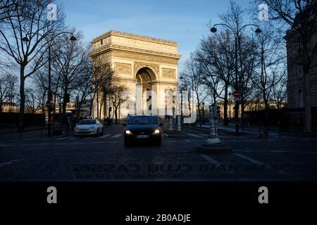 L'Arc de Triomphe vu par la fenêtre arrière d'une voiture à Paris Banque D'Images