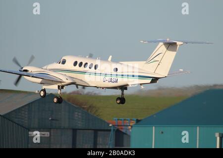 G-l'IASM, un Beechcraft B200 Super King Air exploité par Aviation 2Excel/Glaive Aviation, à l'Aéroport International de Prestwick en Ayrshire. Banque D'Images